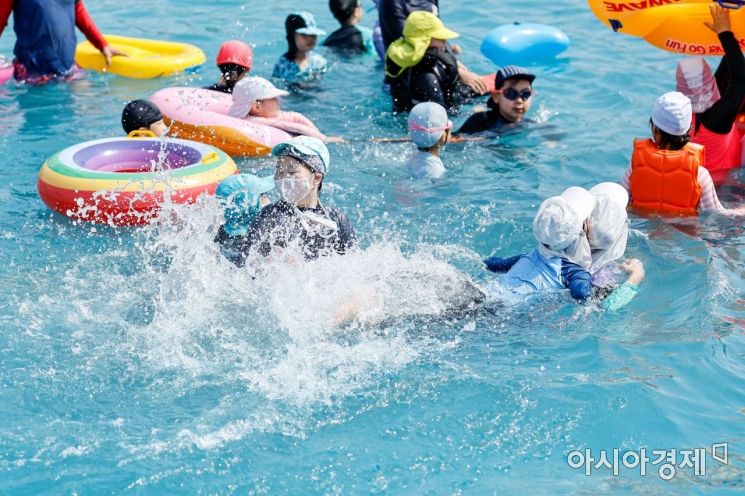 전국 대부분 지역에 폭염특보가 발효된 3일 서울 여의도 한강수영장을 찾은 시민들이 물놀이를하며 더위를 식히고 있다./강진형 기자aymsdream@