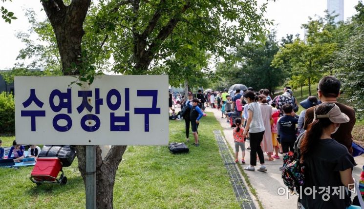 [포토]폭염 맞은 휴일 한강수영장 북적