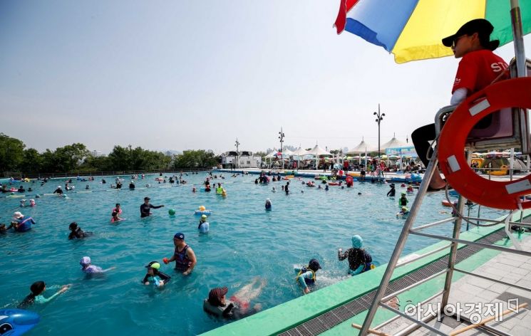 [포토]폭염에 한강수영장 찾은 시민들