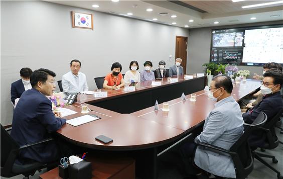 서강석 송파구청장(왼쪽)이 1일 풍납동 주민들과 대화를 했다.