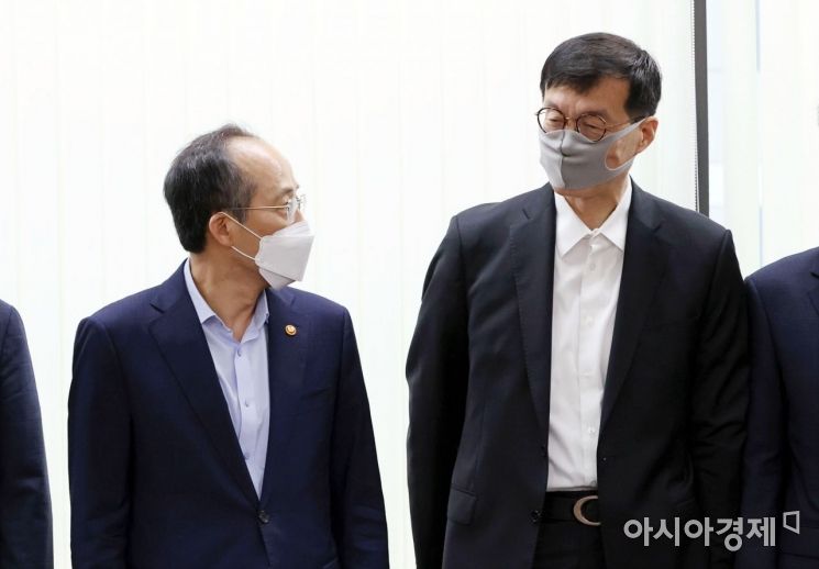 [포토]대화 나누는 경제부총리와 한국은행 총재 