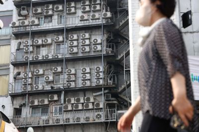 이른 폭염으로 전력 수요가 급증하고 있는 4일 서울 중구 한 건물 외벽에 에어컨 실외기가 가득 설치돼 있다. /문호남 기자 munonam@