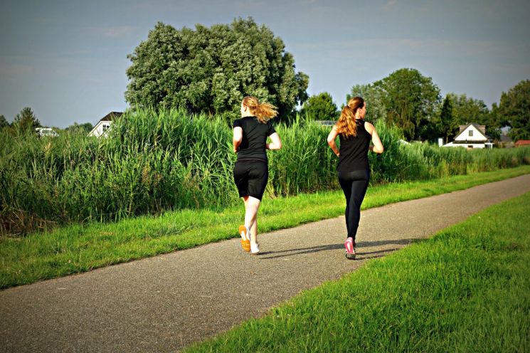 하루 30분 걷기, 중년 여성 우울증 30% 낮춘다