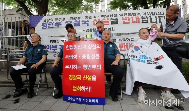 [포토] '경찰국 설치 반대' 삭발하는 경찰들
