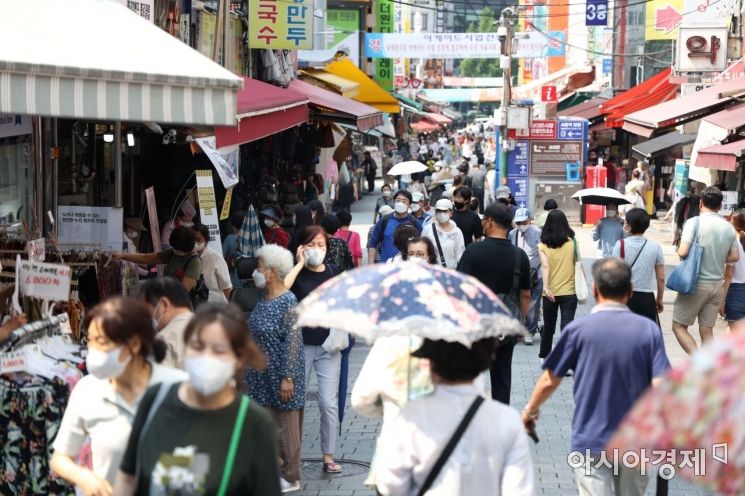 정부의 6월 소비자물가 동향 발표를 하루 앞둔 4일 서울 남대문시장에서 시민들이 장을 보고 있다. /문호남 기자 munonam@