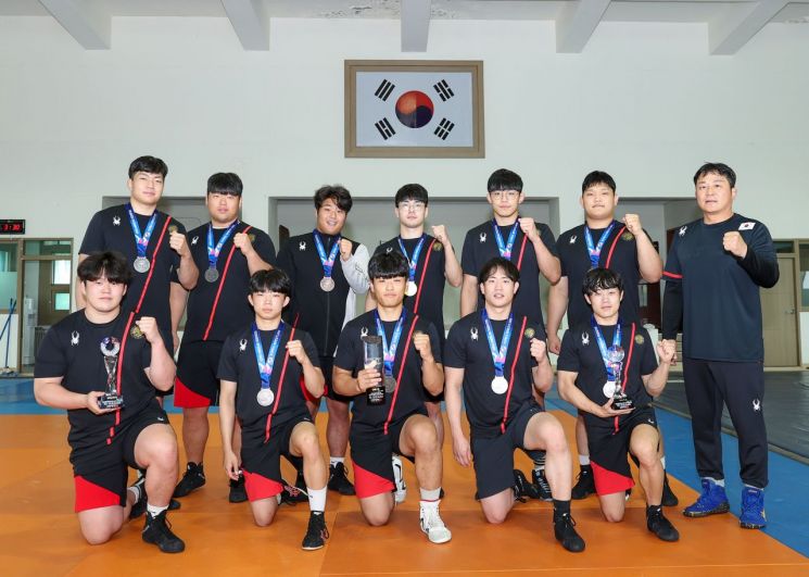 제47회 KBS배 전국레슬링대회에서 단체종합우승에 오른 영남대학교 레슬링부.
