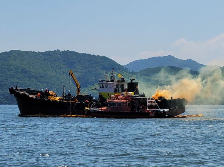 창원해양경찰서가 화물선과 유조선 충돌사고로 대량의 기름이 유출된 상황을 가정해 민·관·군 합동 방제 훈련을 하고 있다.