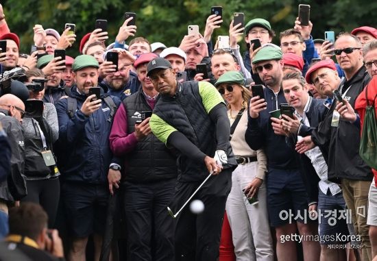‘돌아온 골프황제’ 우즈 ‘5오버파 워밍업’…쇼플리 ‘8언더파 선두’