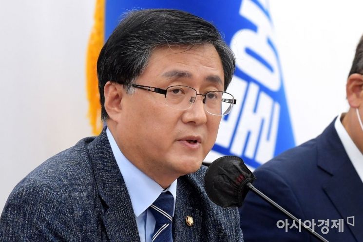 김성환 더불어민주당 정책위의장이 5일 국회에서 열린 원내대책회의에 참석, 모두발언을 하고 있다./윤동주 기자 doso7@