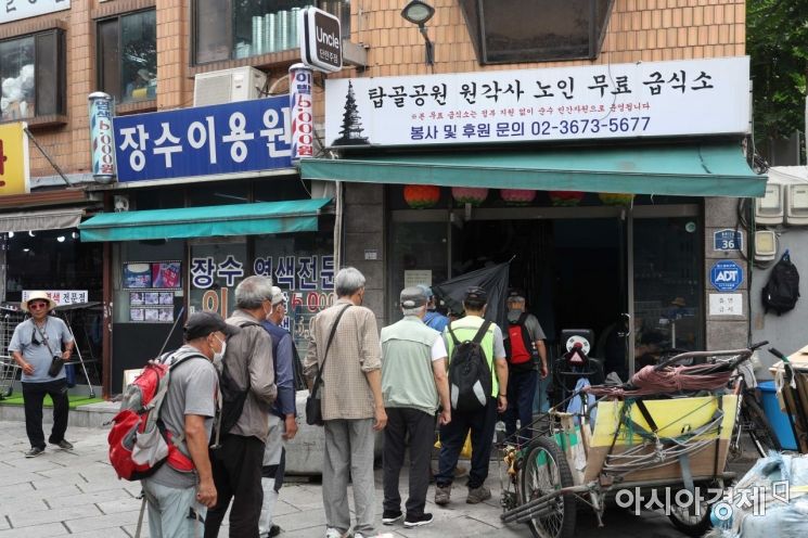 폭염의 기세가 갈수록 강해지고 있는 5일 서울 종로구 탑골공원에서 어르신들이 무료 급식을 받기 위해 기다리고 있다. /문호남 기자 munonam@