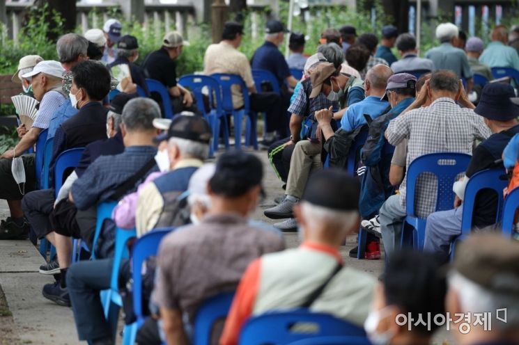 폭염의 기세가 갈수록 강해지고 있는 5일 서울 종로구 탑골공원에서 어르신들이 무료 급식을 받기 위해 기다리고 있다. /문호남 기자 munonam@