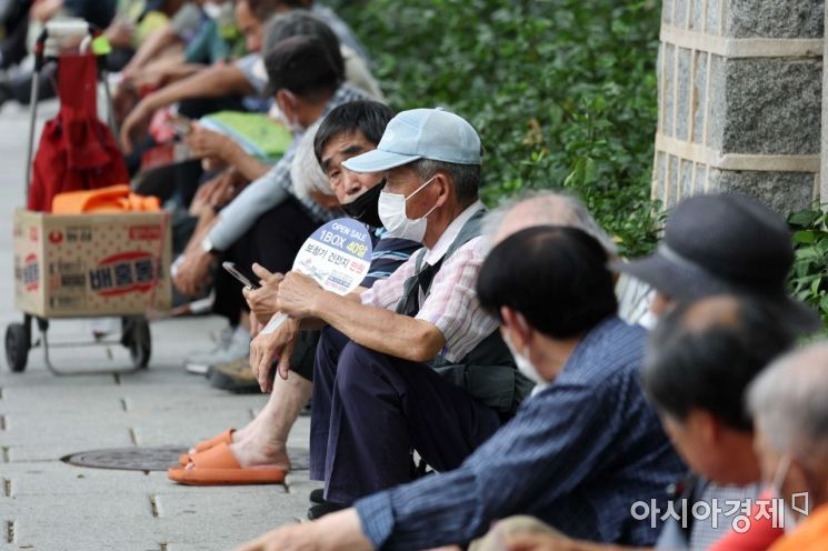 폭염의 기세가 갈수록 강해지고 있는 지난달 5일 서울 종로구 탑골공원에서 어르신들이 무료 급식을 받기 위해 기다리고 있다. [사진=문호남 기자 munonam@]