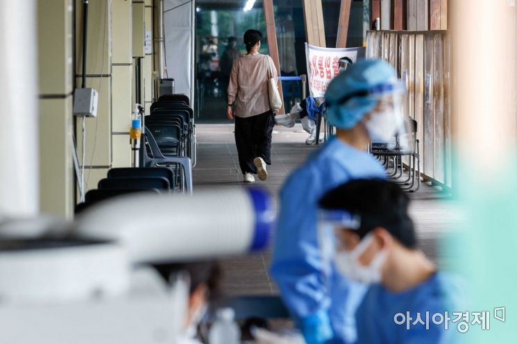 코로나19 신규 확진자가 일주일 새 20% 이상 증가허며 재유행 조짐을 보이고 있는 5일 서울 송파구보건소에 마련된 선별진료소를 찾은 시민들이 검사 받기 위해 이동하고 있다./강진형 기자aymsdream@