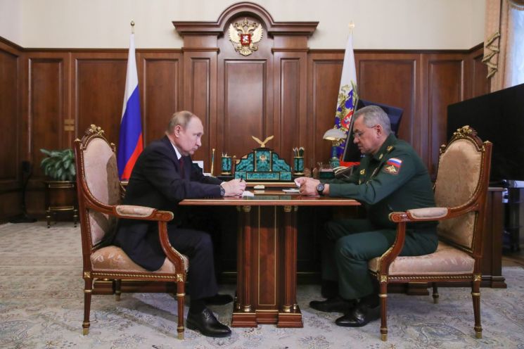 푸틴, "우크라 돈바스서 '특별군사작전' 지속할 것" 당부  