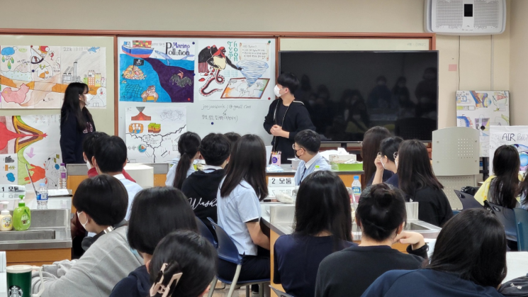 김해외국어고등학교 학생들이 주제 중심 프로젝트를 발표하고 있다.