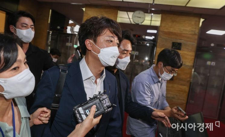 성 상납 의혹 관련 당 윤리위원회를 앞두고 있는 이준석 국민의힘 대표가 5일 국회 당대표실로 향하고 있다./윤동주 기자 doso7@