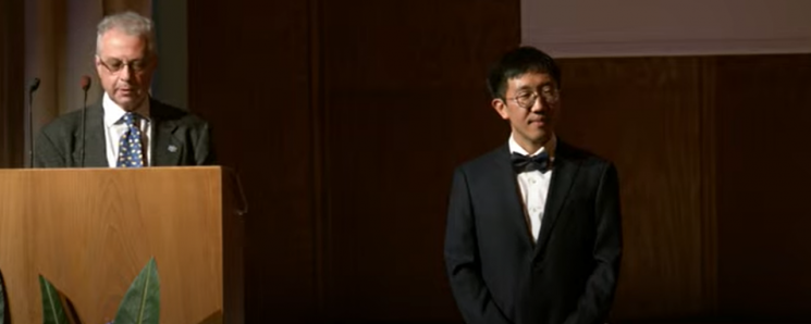 5일 국제수학연맹(IMU)이 주관하는 필즈상을 수상한 허준이 한국 고등과학원 수학부 석학교수(오른쪽).