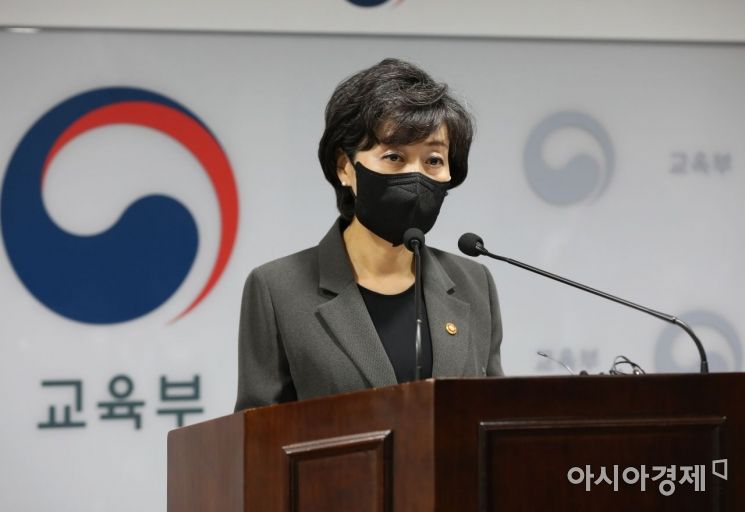 박순애 장관 취임 "고등교육 규제 '모래주머니' 풀겠다"