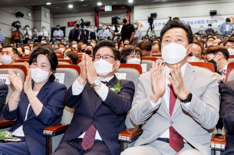 오세훈 서울시장(맨 오른쪽)이 박강수 마포구청장 취임을 축하하기 위해 취임식에 참석했다.