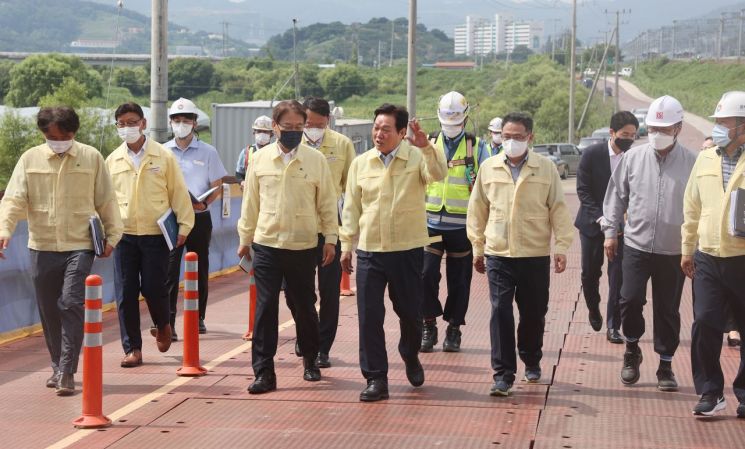 박완수 경남도지사가 5일 김해지역을 방문해 폭염 대응체계 등을 점검했다.