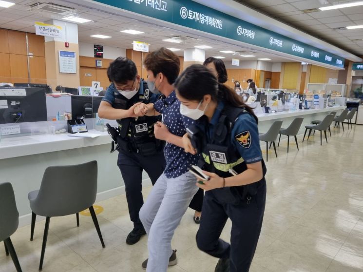 군청 민원실서 폭언·폭행 일어났다면? … 경북 영양군, ‘특이민원 대비’ 모의훈련