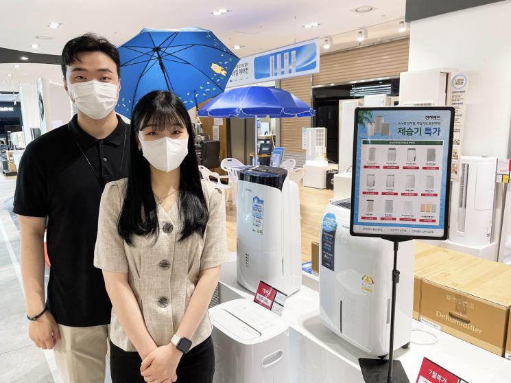 "여름 소형 가전이 뜬다"…전자랜드, 제습기·이동식에어컨 판매 '껑충'