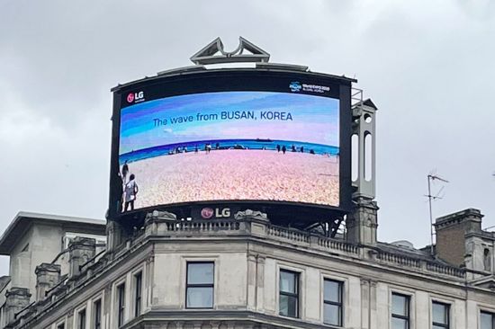LG그룹은 영국 런던 피카딜리광장 등 주요 명소 전광판에 부산엑스포 유치를 위한 홍보 영상 송출을 시작했다. 사진제공=LG
