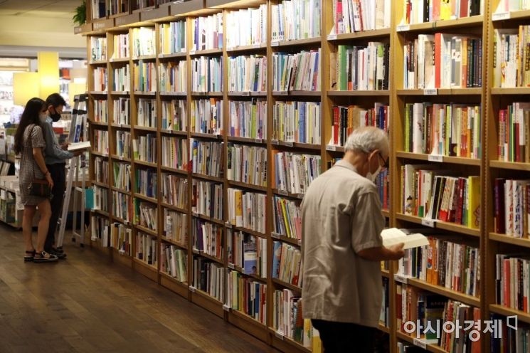 서울 종로구 교보문고 광화문점에서 시민들이 책을 읽고 있다.