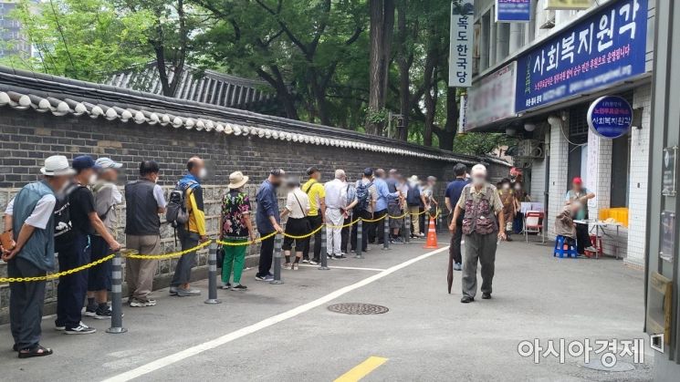 6일 오후 12시30분께 서울 종로구 원각사 무료 급식소 앞에 식사를 하기 위해 노인들이 줄을 기다리고 있다. 사진=김정완 기자 kjw106@