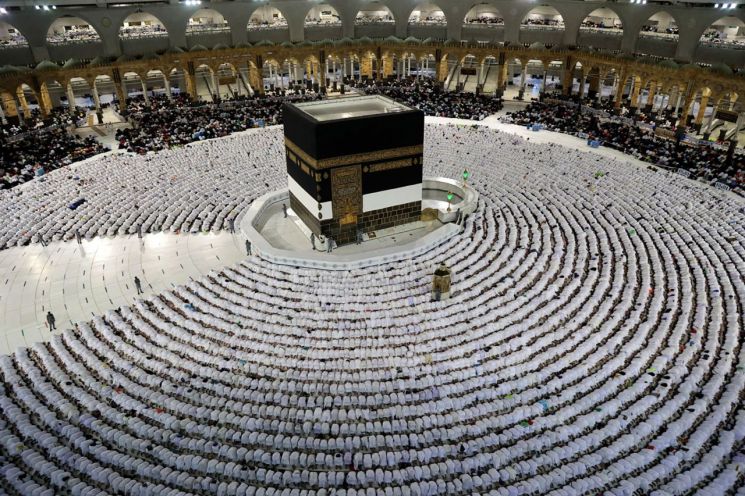 사우디아라비아의 이슬람 성지 메카 카바 신전에 5일(현지시간) '하지' 성지순례를 온 순례자들이 신전 주위를 돌고 있다. (사진 제공=AFP연합뉴스)