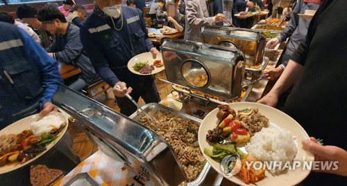 서울 시내 한 점심뷔페 식당이 직장인들로 붐비고 있다. 이 식당 가격은 7000원이다. 사진=연합뉴스.