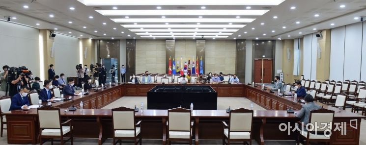김병주 더불어민주당 서해 공무원 사망사건 TF 단장이 7일 서울 용산구 국방부를 찾아 서해 공무원 사망사건 TF 4차 회의를 갖고 있다./국회사진기자단
