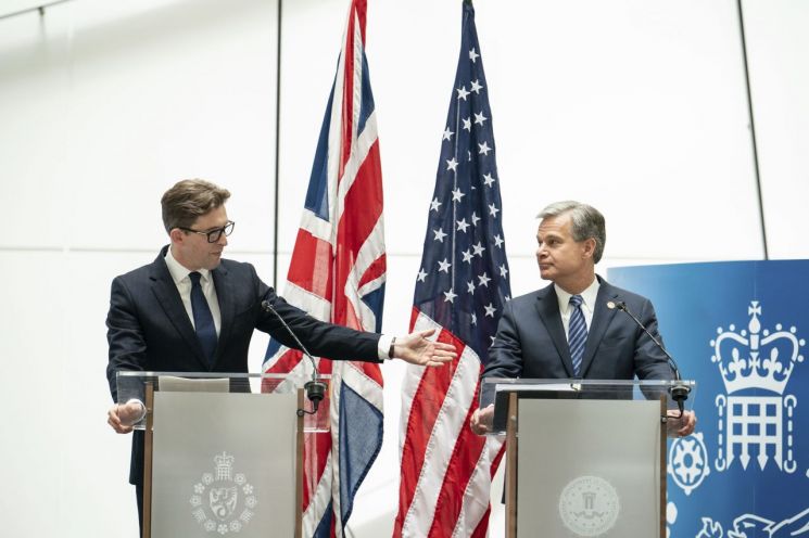 6일(현지시간) 크리스토퍼 레이 미국 연방수사국(FBI) 국장(사진 오른쪽)과 켄 맥컬럼 영국 정보보안국(MI5) 국장이 영국 런던의 MI5 본부에서 공동 기자회견을 열고 있다. 런던(영국)=AP·연합뉴스