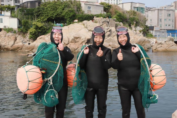 현대중공업 그룹이 울산 동구 지역 해녀들에게 제공한 친환경 해녀 잠수복을 해녀들이 착용한 모습. 사진제공=현대중공업
