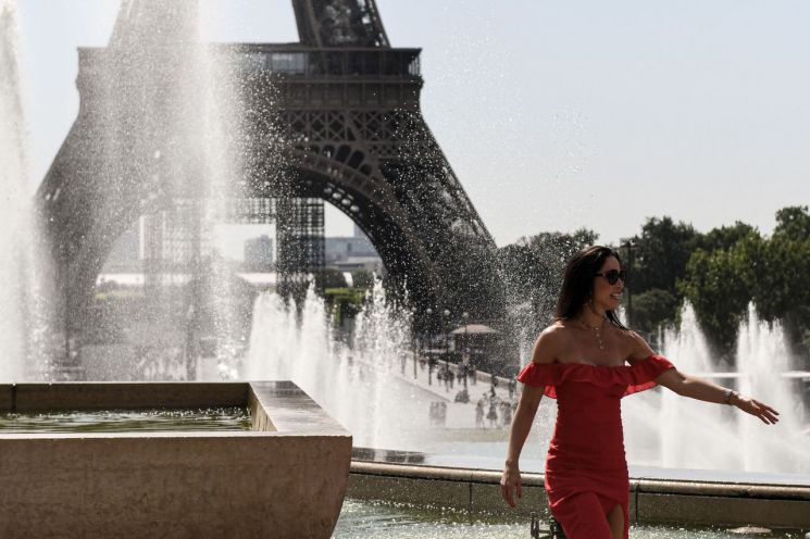 프랑스 파리 에펠탑 인근의 트로카데로 분수대에서 한 여성이 더위를 식히고 있다. [이미지출처=연합뉴스]
