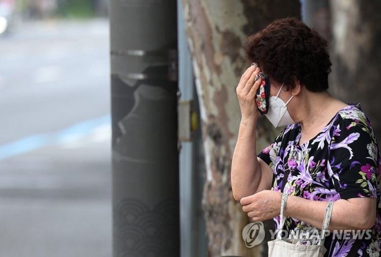 지난 6일 서울시 한 시민이 땀을 닦는 모습 / 사진=연합뉴스