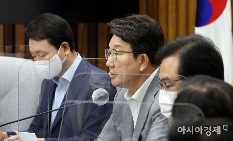 권성동 국민의힘 원내대표가 8일 국회에서 열린 원내대책회의에 참석, 모두발언을 하고 있다./윤동주 기자 doso7@