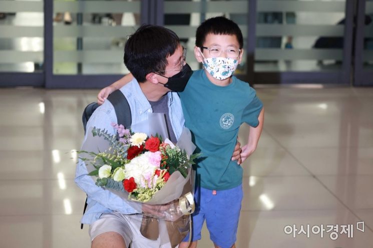 필즈상을 수상한 허준이 미국 프린스턴대 교수 겸 한국 고등과학원 수학부 석학교수가 8일 인천국제공항 제1여객터미널을 통해 귀국해 아들과 기쁨을 나누고 있다. /문호남 기자 munonam@