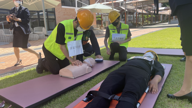Students of Andong Yeongmyeong School (special) participating in emergency first aid training in case of patient occurrence.
