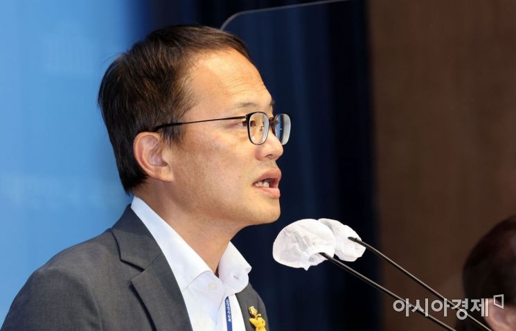 박주민 더불어민주당 의원이 8일 국회 소통관에서 당 대표 선거 출마를 선언을 하고 있다./윤동주 기자 doso7@