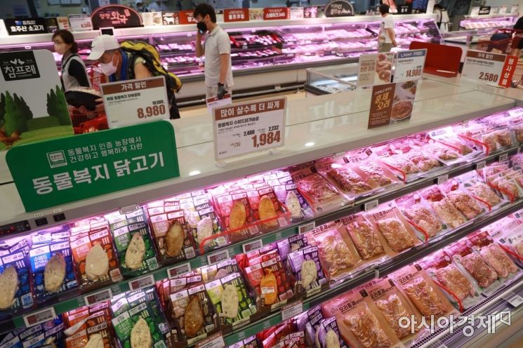 브라질發 닭고기 공급난…배달치킨 vs 냉동치킨 '희비교차'   