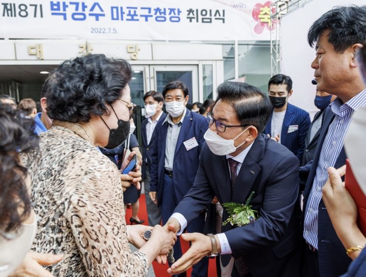 무더위 속 박강수 마포구청장 취임식 3000여명 참석한 까닭?