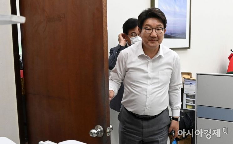 권성동 국민의힘 원내대표가 8일 국회에서 비공개 최고위를 주재하기 들어서고 있다./윤동주 기자 doso7@