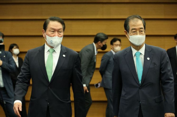 한덕수 총리, 최태원 공동위원장 2030 부산세계박람회유치위원회 참석
    (서울=연합뉴스) 김승두 기자 = 한덕수 국무총리(오른쪽)와 최태원 대한상공회의소 회장(SK그룹 회장)이 8일 서울 대한상의에서 열린 제1차 '2030 부산세계박람회' 유치위원회에 참석하고 있다. 2022.7.8
    kimsdoo@yna.co.kr
(끝)


＜저작권자(c) 연합뉴스, 무단 전재-재배포 금지＞