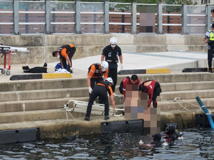 경남 창원해양경찰이 창원시 마산합포구 수변공원 앞 해상에 빠진 남성 2명을 구조하고 있다.