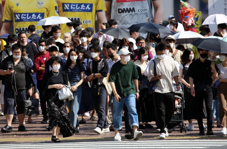 일본 참의원 선거를 하루 앞둔 9일 오후 일본 도쿄도 소재 시부야역 앞 교차로에서 사람들이 길을 건너고 있다. [이미지출처=연합뉴스]