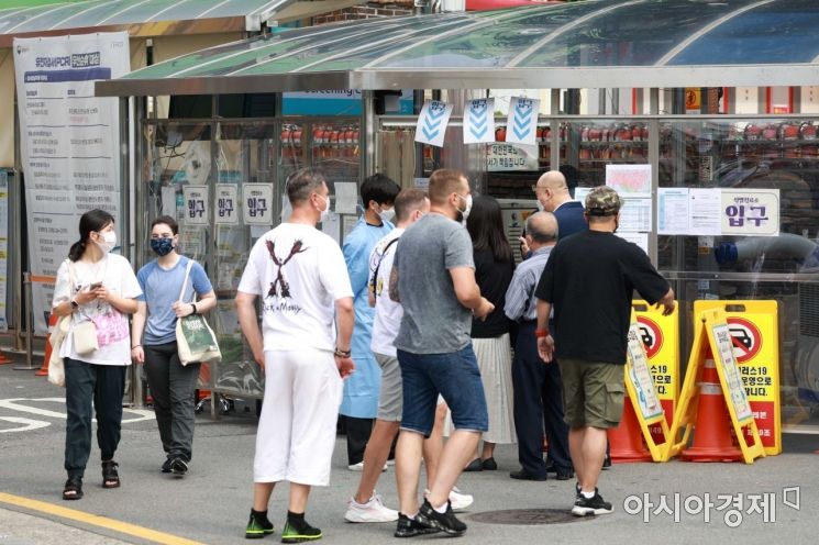 서울 중구보건소에 마련된 선별진료소가 검사를 받으려는 시민과 외국인으로 북적이고 있다. /문호남 기자 munonam@