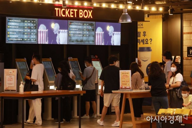 찜통더위가 기승을 부린 10일 시민들이 서울 시내 한 영화관을 찾고 있다. /문호남 기자 munonam@