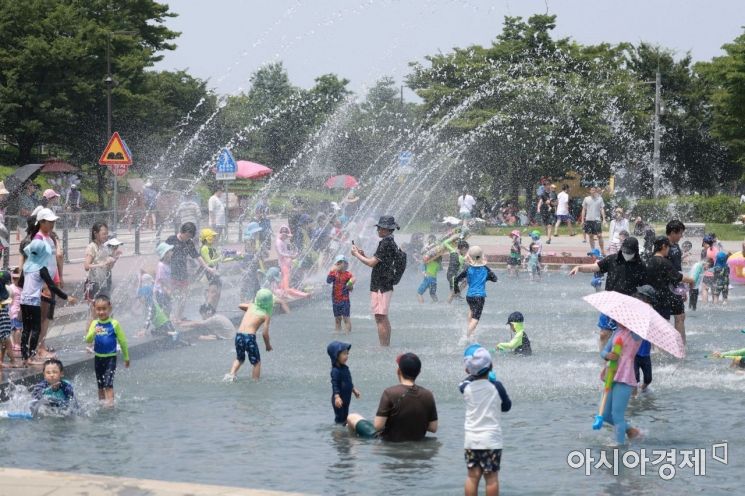 폭염이 이어진 10일 서울 여의도 한강공원 물빛광장에서 시민들이 물놀이를 하며 더위를 식히고 있다. /문호남 기자 munonam@