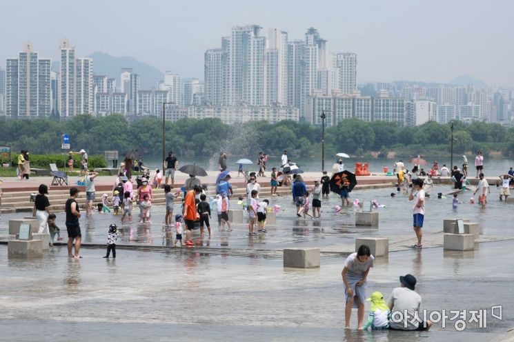 폭염이 이어진 10일 서울 여의도 한강공원 물빛광장에서 시민들이 물놀이를 하며 더위를 식히고 있다. /문호남 기자 munonam@